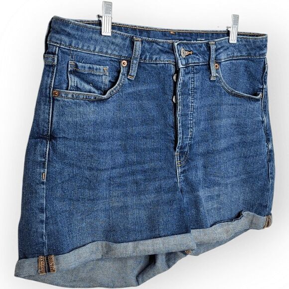 Old Navy High Rise Button Fly OG Straight Jean Shorts in Suki Wash size 12 - Picture 3 of 7